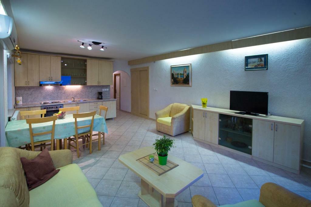 Apartmani Fuza Rab Супетарска-Драга Экстерьер фото